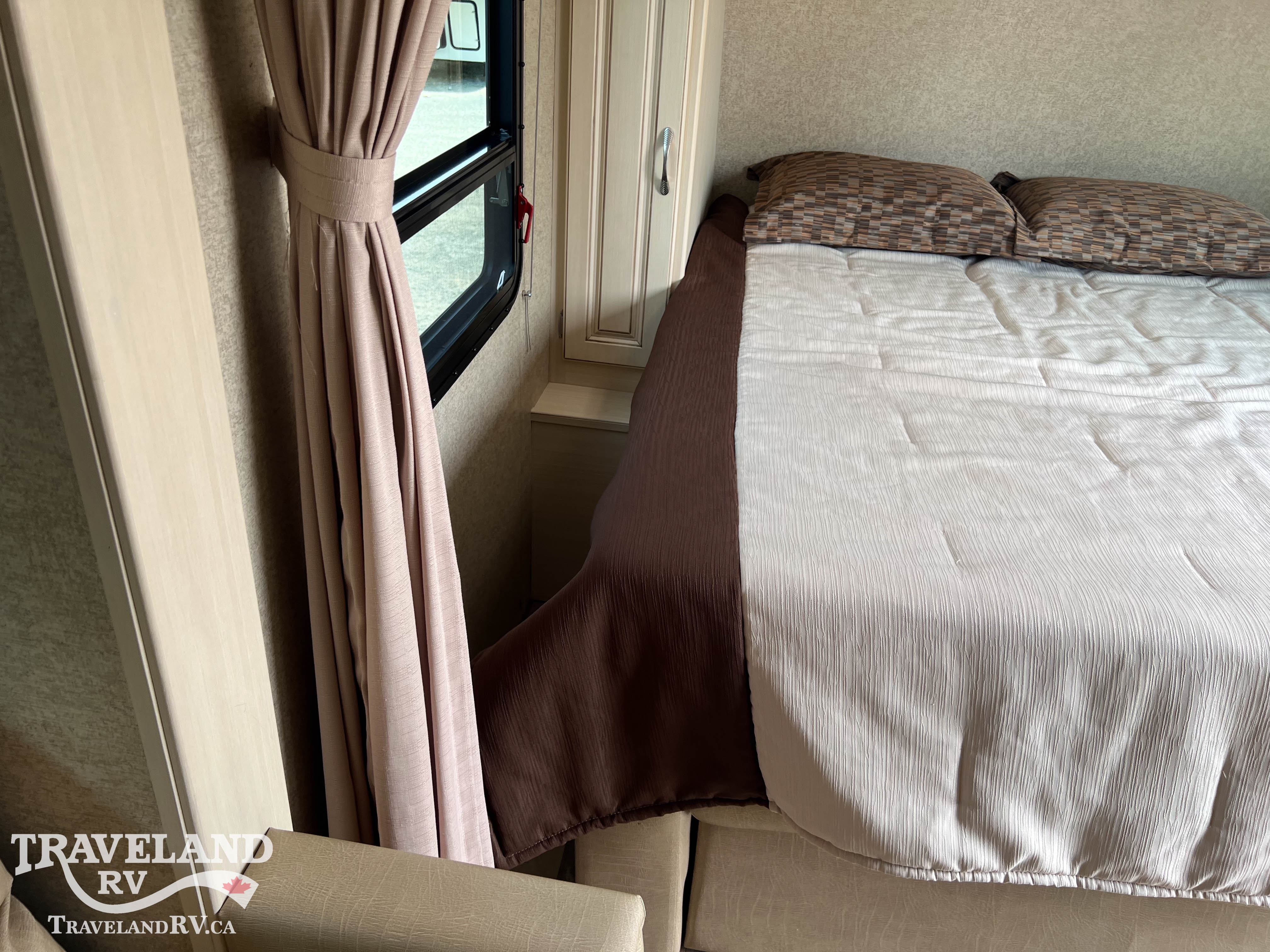 2016 Winnebago Micro Minnie 2106DS - Image 10