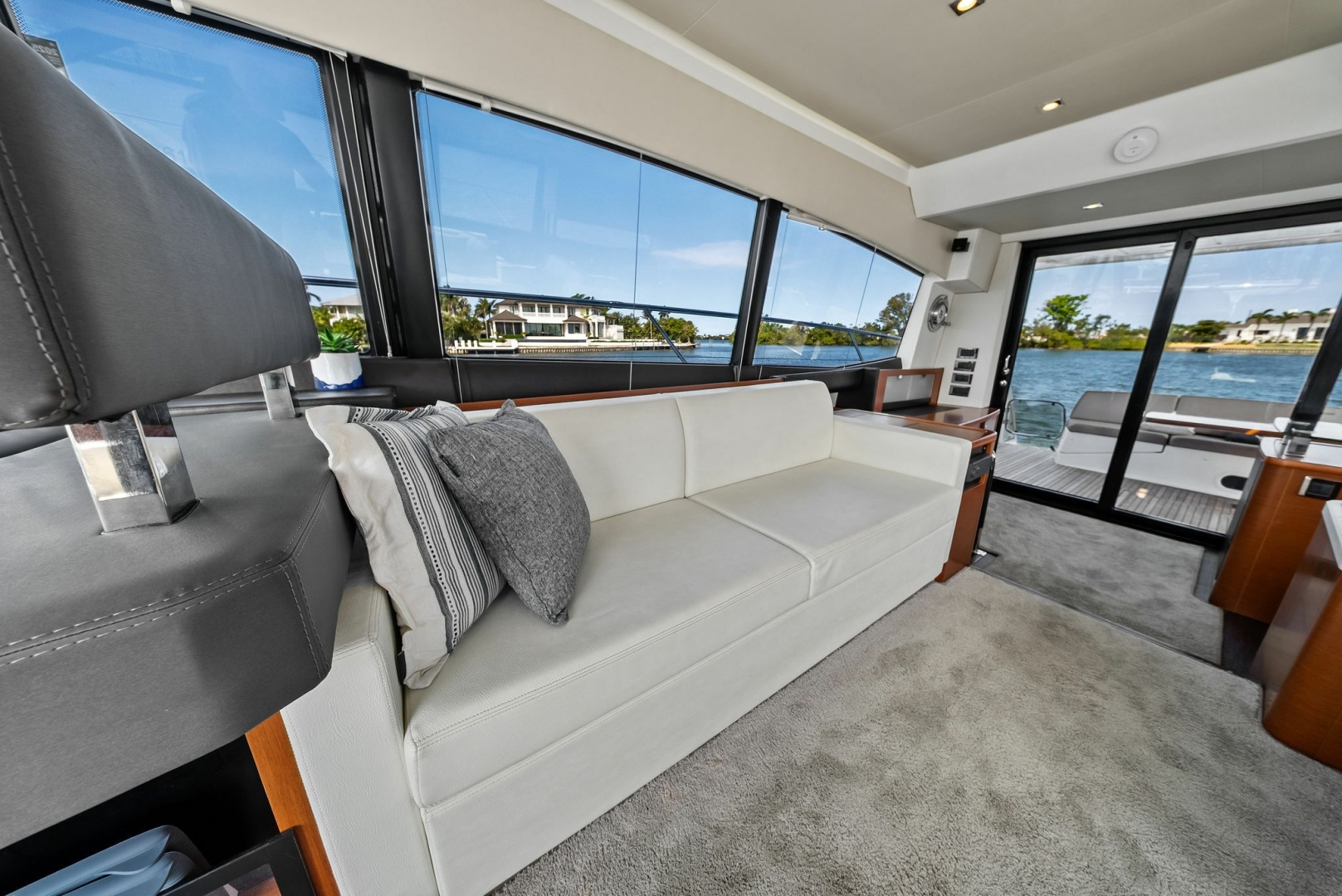 2015 Prestige 550 Base - Image 30