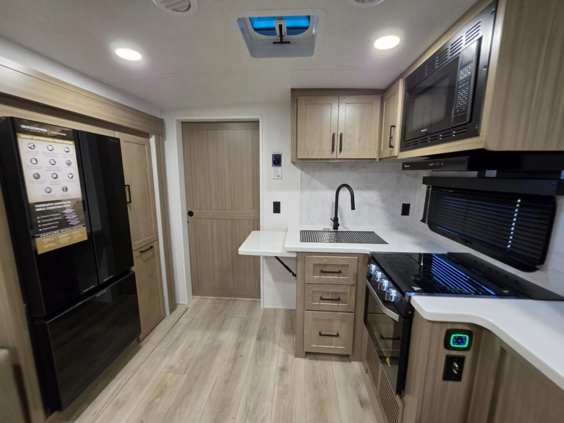 2027 FOREST RIVER ROCKWOOD ULTRA LITE 2621RB - Image 11