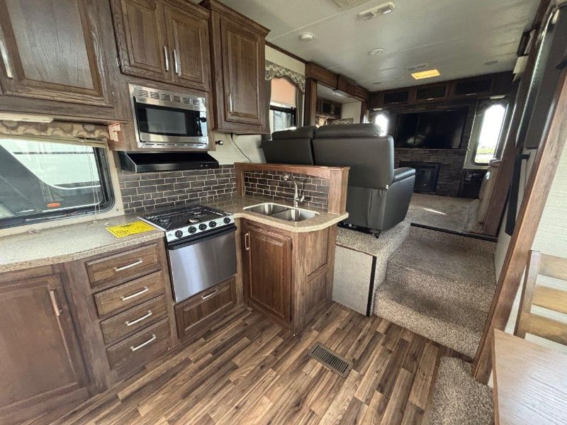 2017 Keystone Cougar 326RDS - Image 5