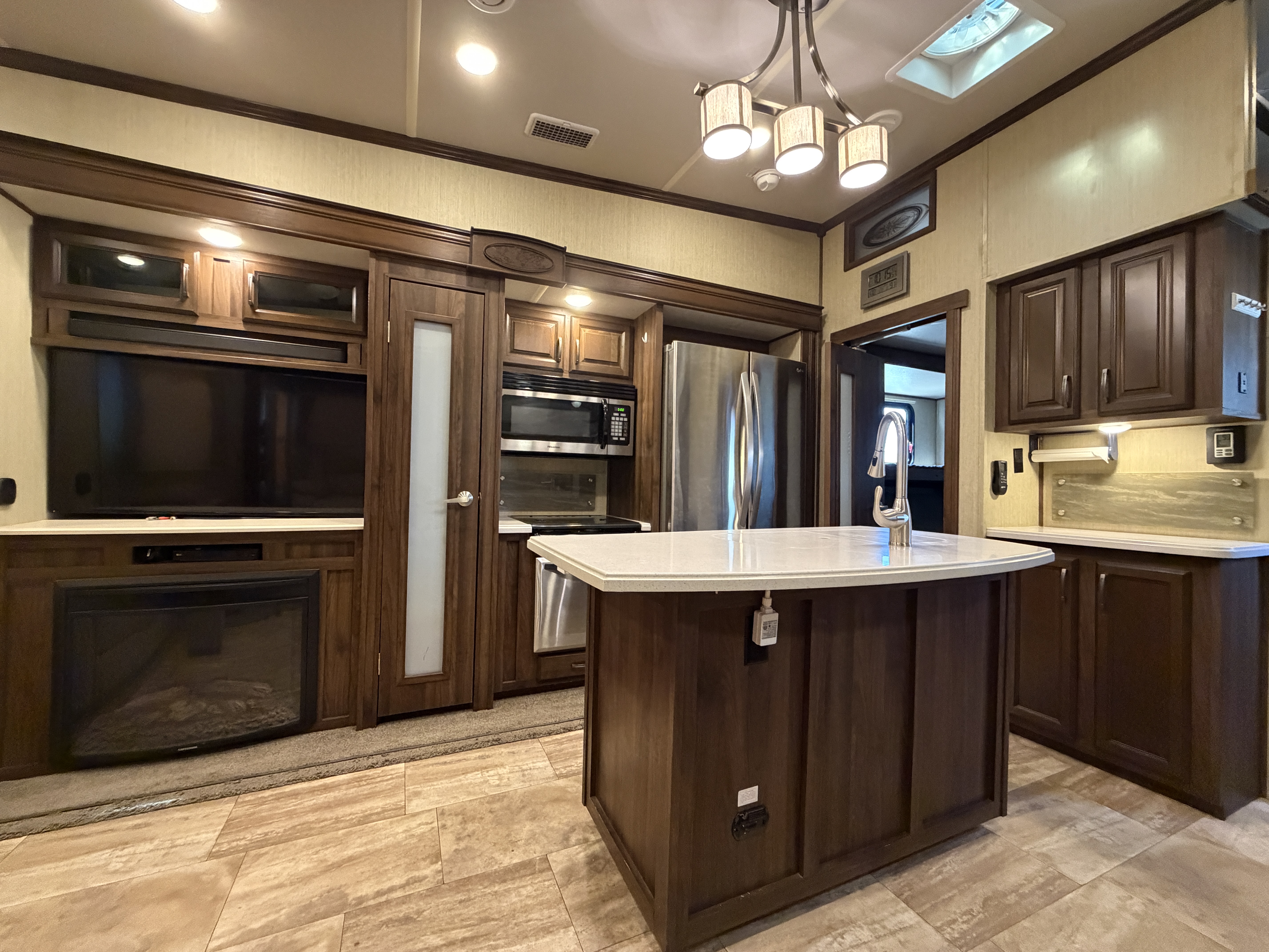 2018 Palomino Columbus Compass 377MBC - Image 10
