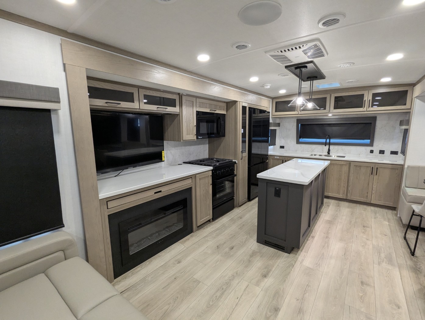 2026 Forest River Rockwood Signature 8339FK - Image 7