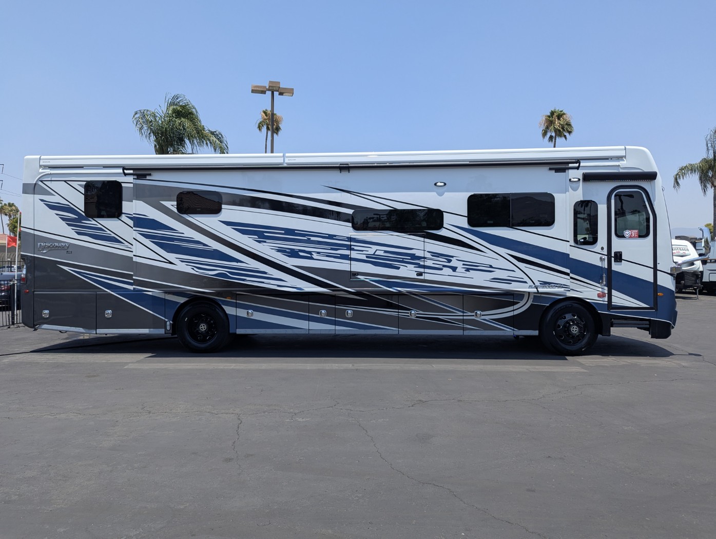2026 Fleetwood Discovery LXE 40M - Image 8