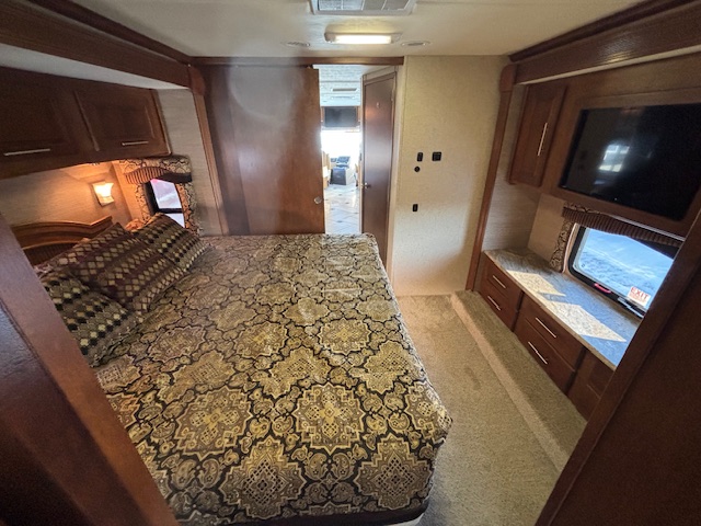 2014 Coachmen Cross Country 404RB - Image 40