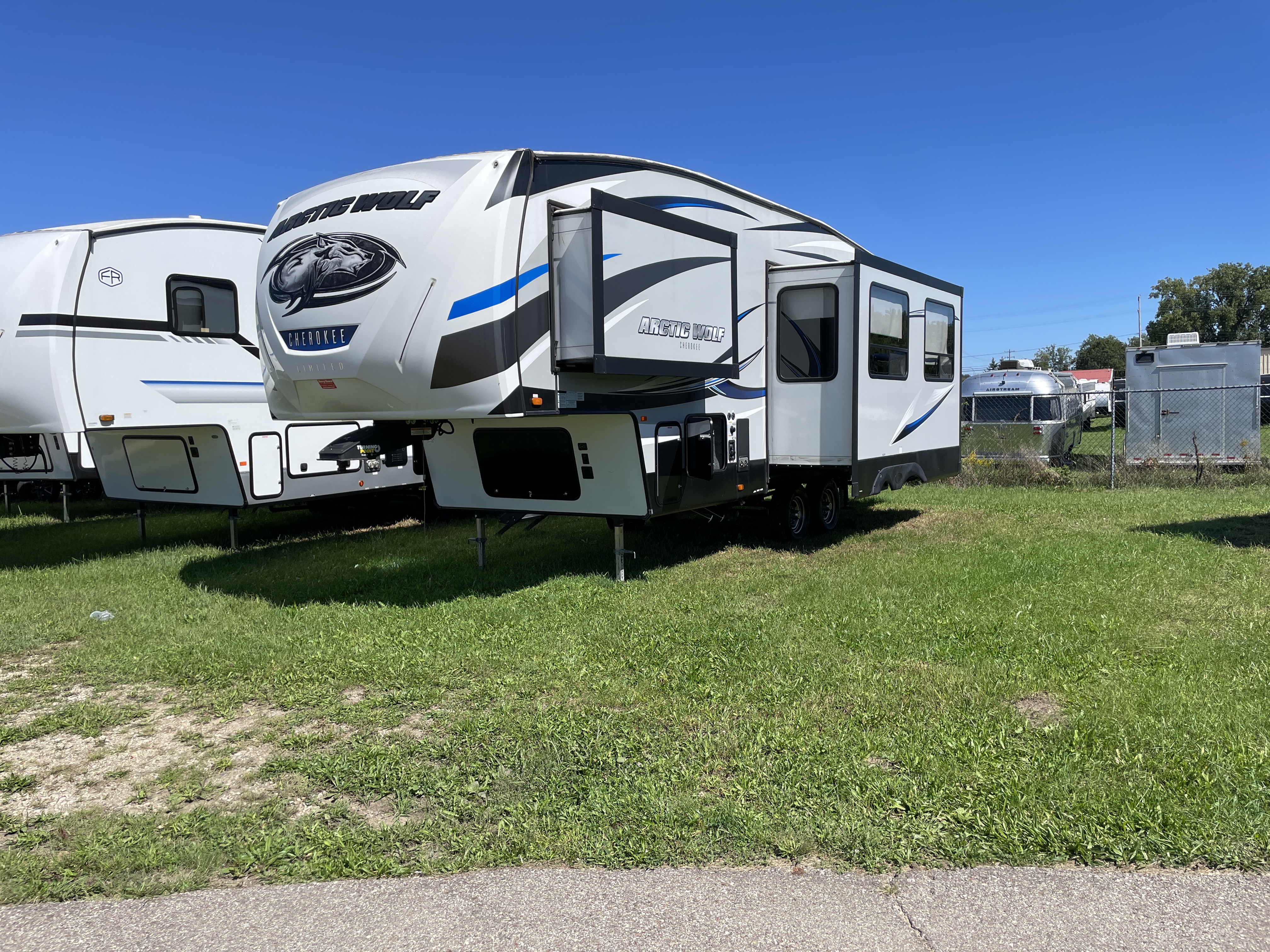 2018 Forest River Cherokee Arctic Wolf 265DBH8 - Image 7