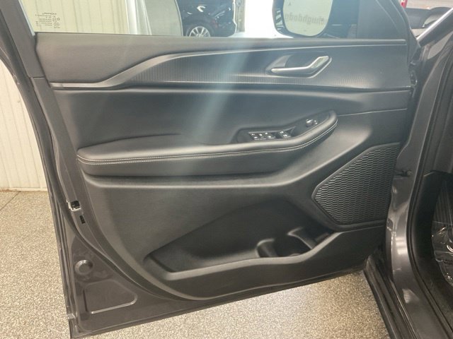 2025 Jeep Grand Cherokee Altitude X 4X4 - Image 14