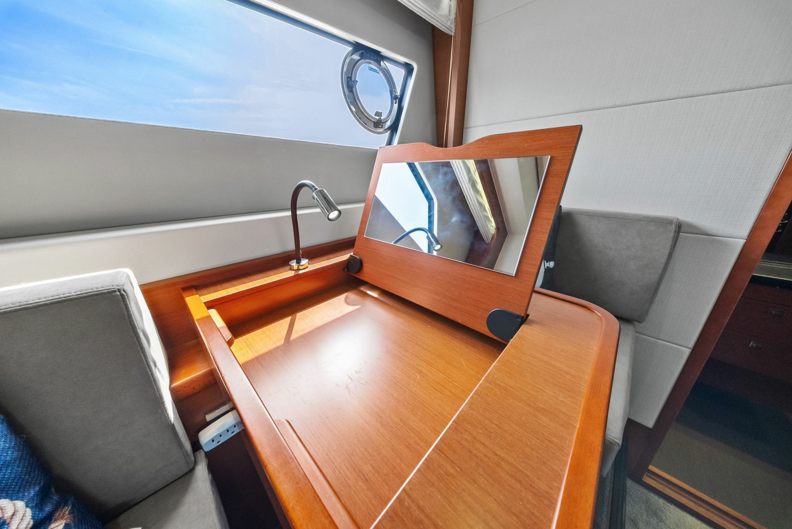 2015 Prestige 550 Base - Image 40