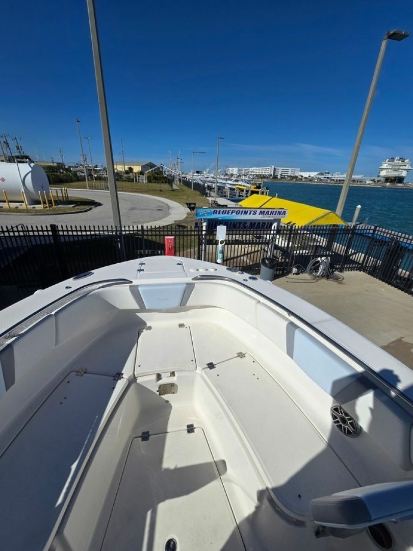 2022 Robalo R272 - Image 3