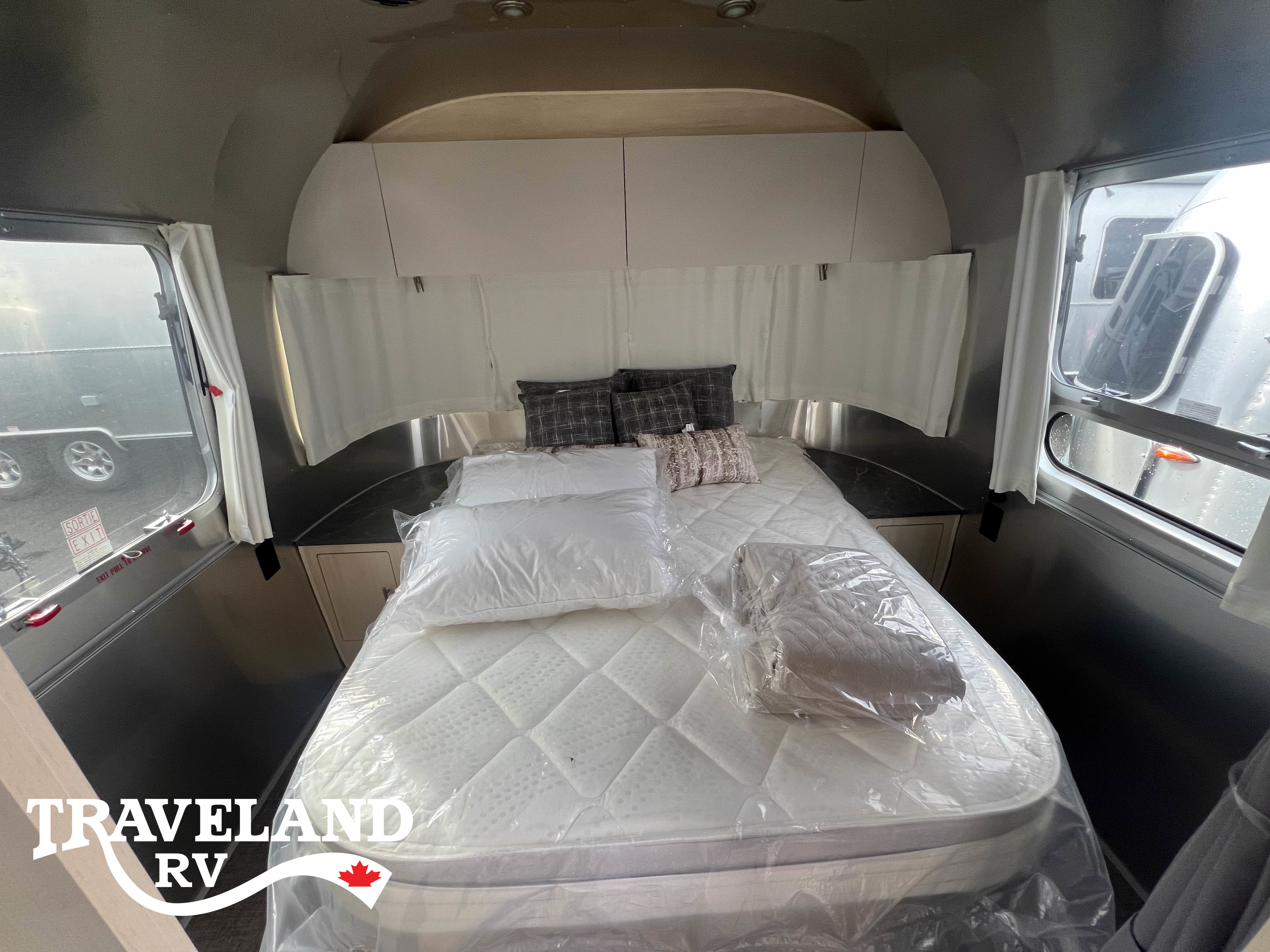 2025 Airstream Flying Cloud 30FB Bunk - Image 22