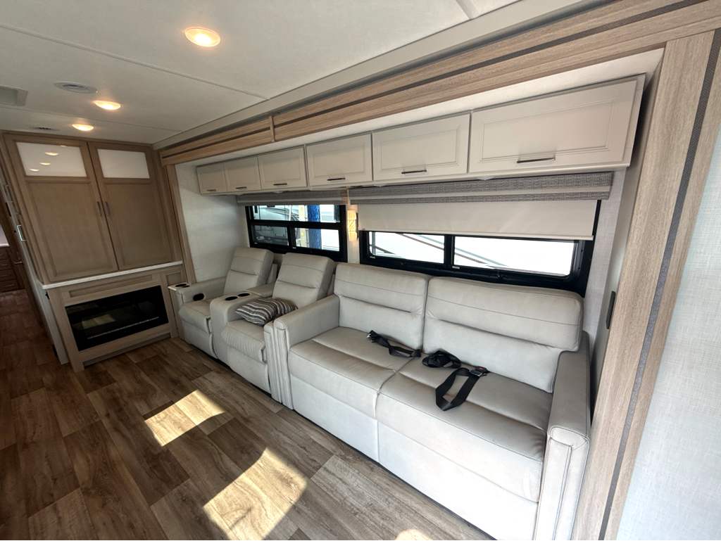 2027 THOR MOTOR COACH HURRICANE 36H - Image 13
