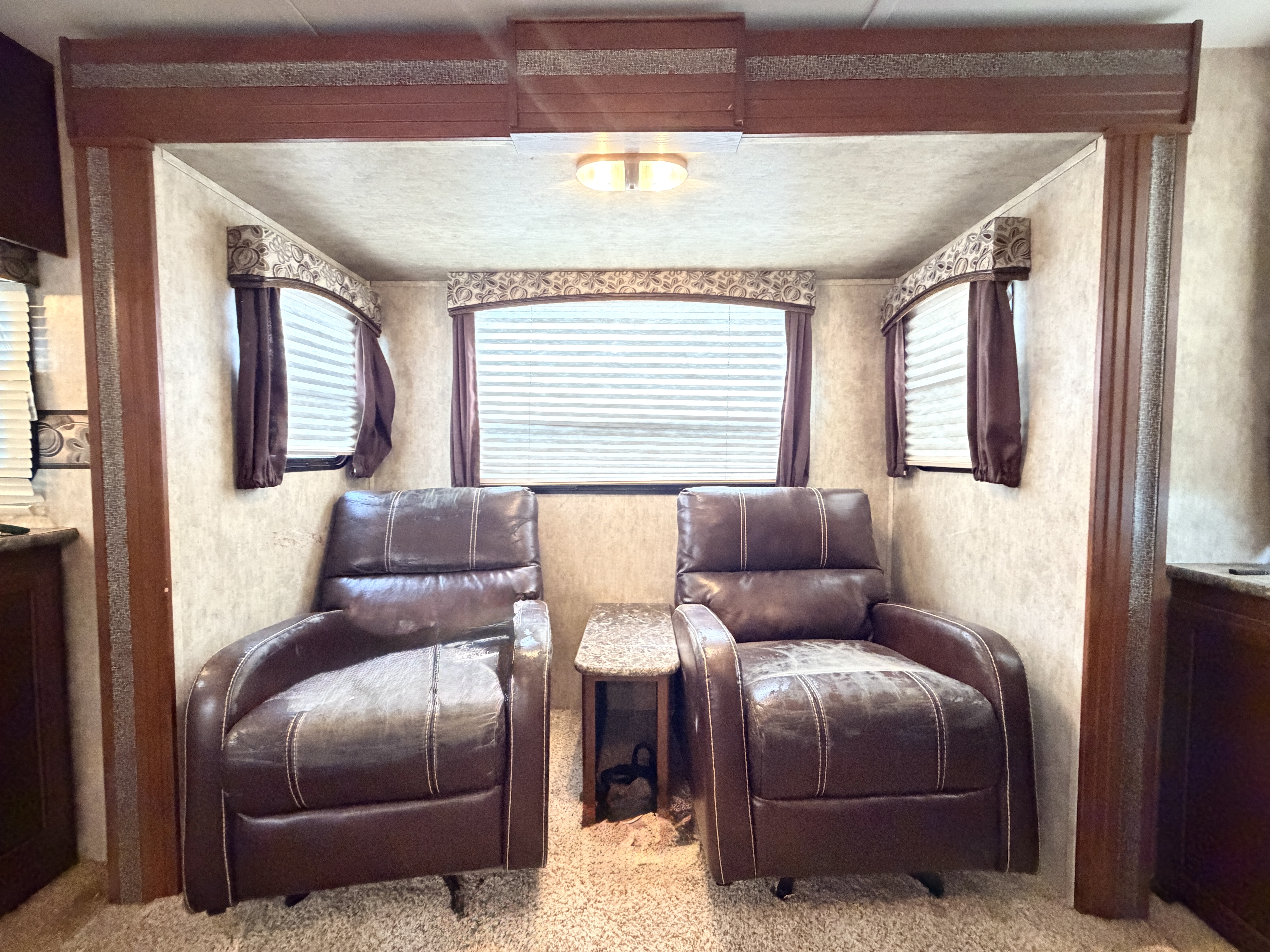 2015 Keystone PASSPORT GRAND TOURING 3180RE - Image 14
