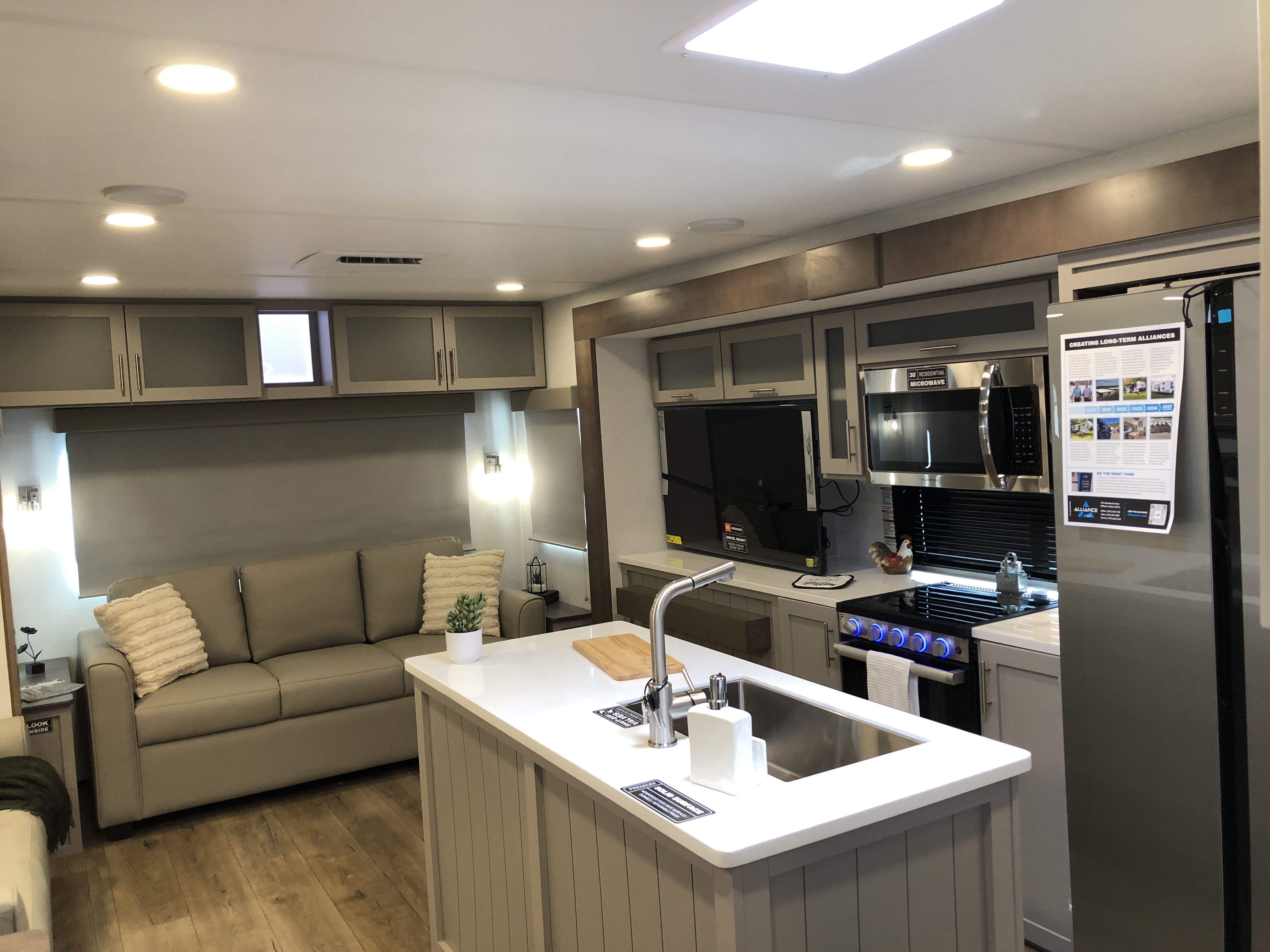 2026 Alliance RV Avenue 332RL - Image 9