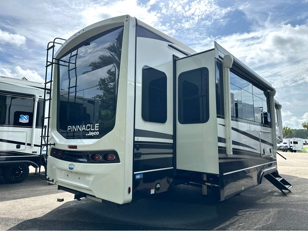 2027 JAYCO PINNACLE 32RLTS - Image 4