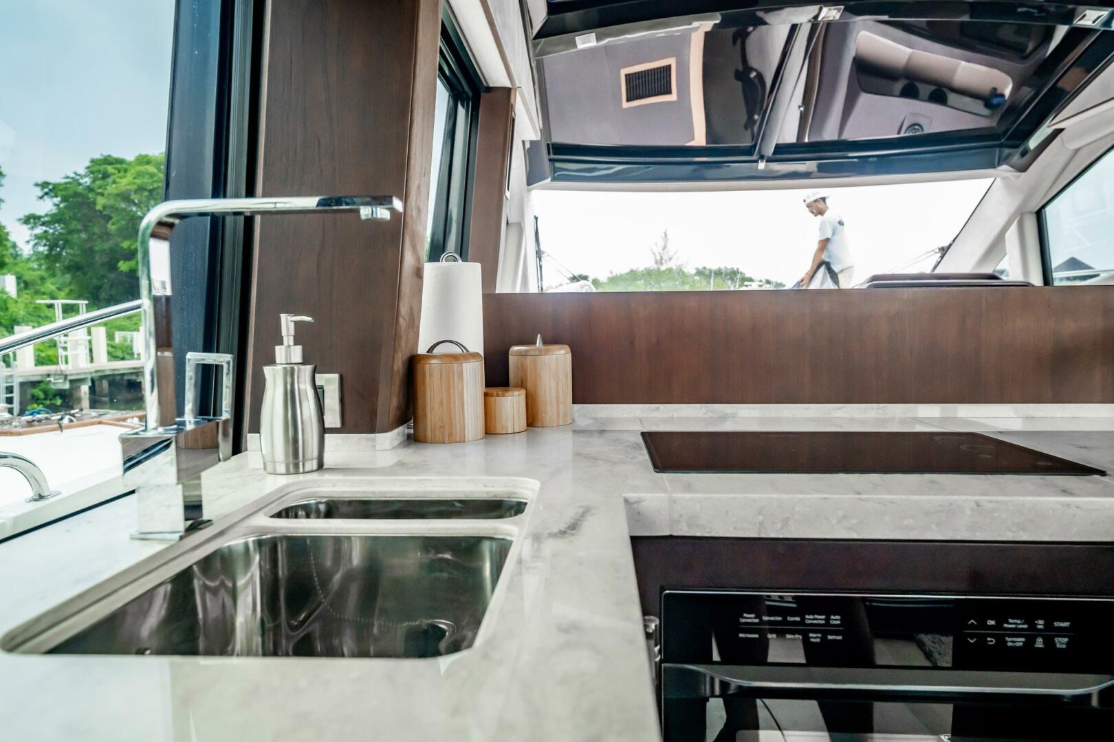 2017 Galeon 510 Skybridge - Image 13