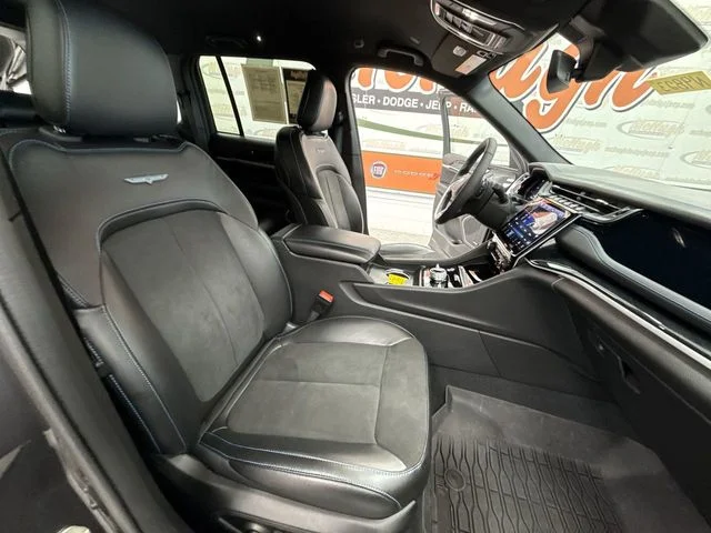 2024 Jeep Grand-Cherokee-L Laredo Altitude 4x4 - Image 24