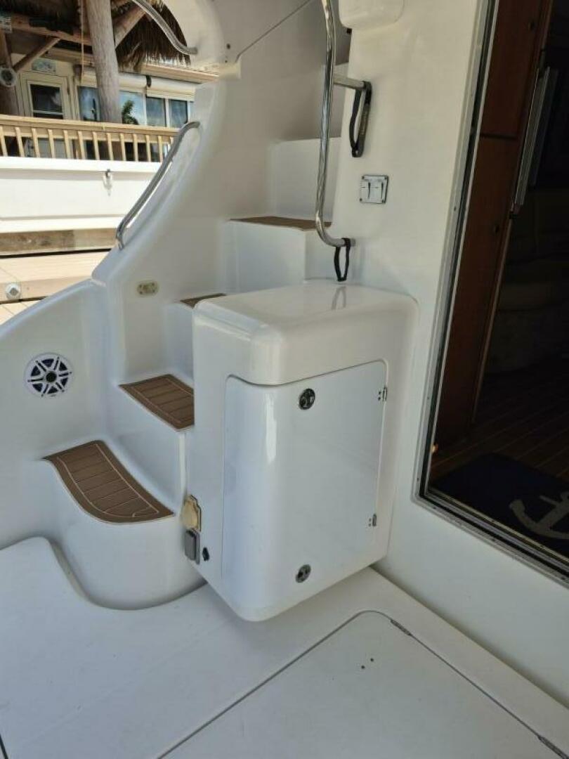 2002 Silverton 38 Convertible - Image 22