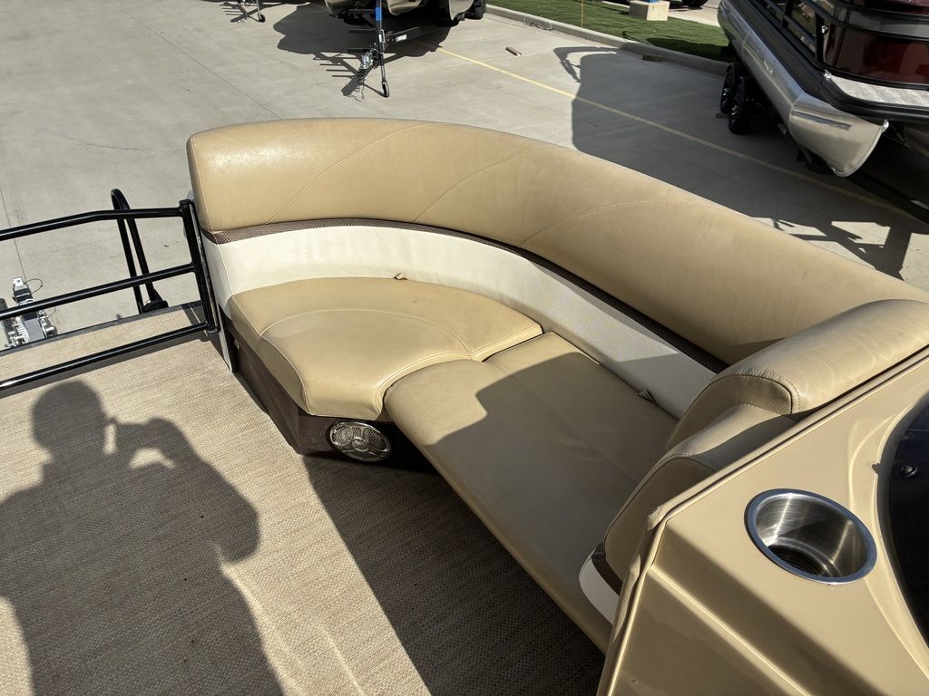 2015 Larson Escape 2200 RT - Image 15