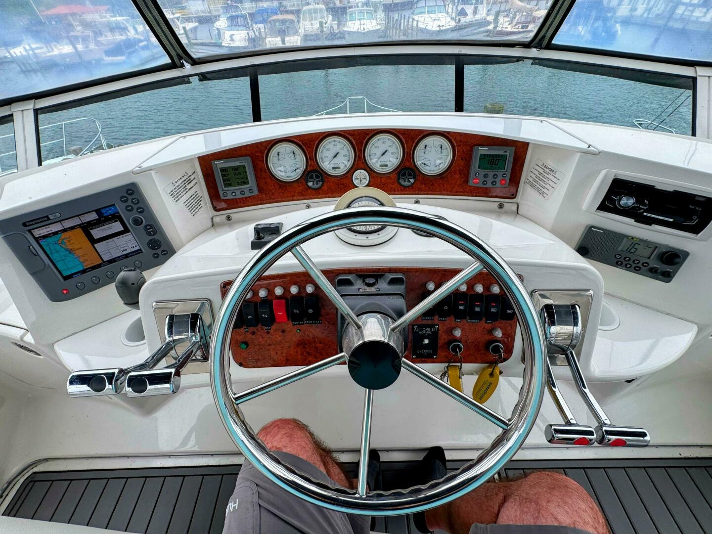 2005 Silverton 35 Motor Yacht - Image 11
