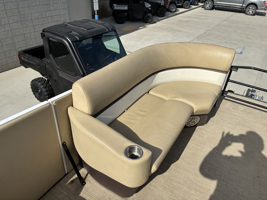 2015 Larson Escape 2200 RT - Image 14