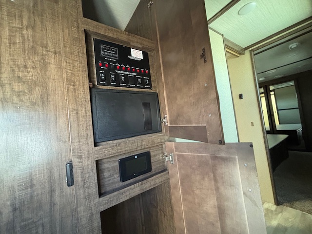 2018 Grand Design Solitude 384GK - Image 27