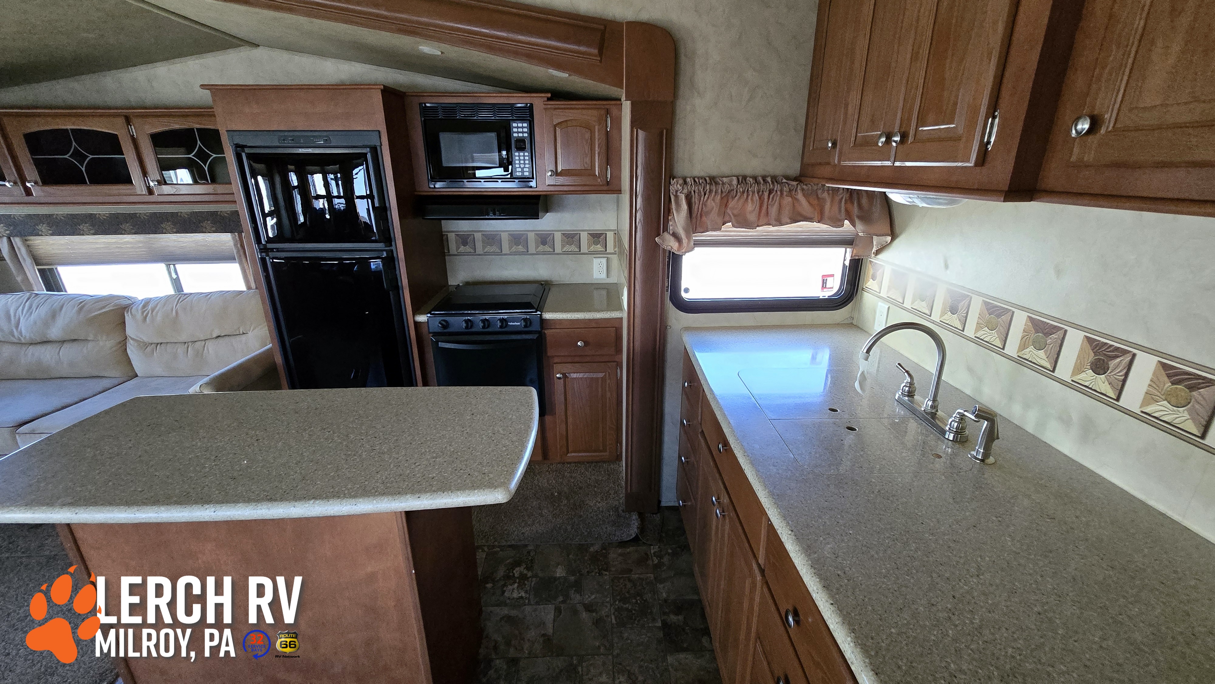 2013 FOREST RIVER CEDAR CREEK SILVERBACK 29RE - Image 19