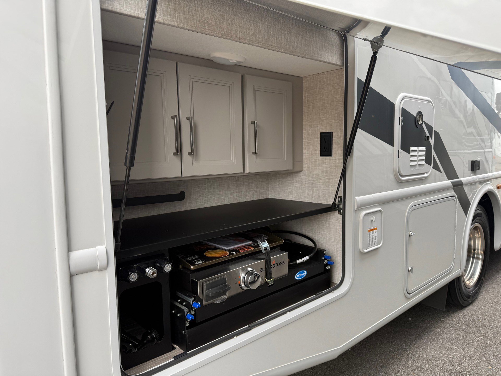 2025 THOR MOTOR COACH HURRICANE 29M - Image 6