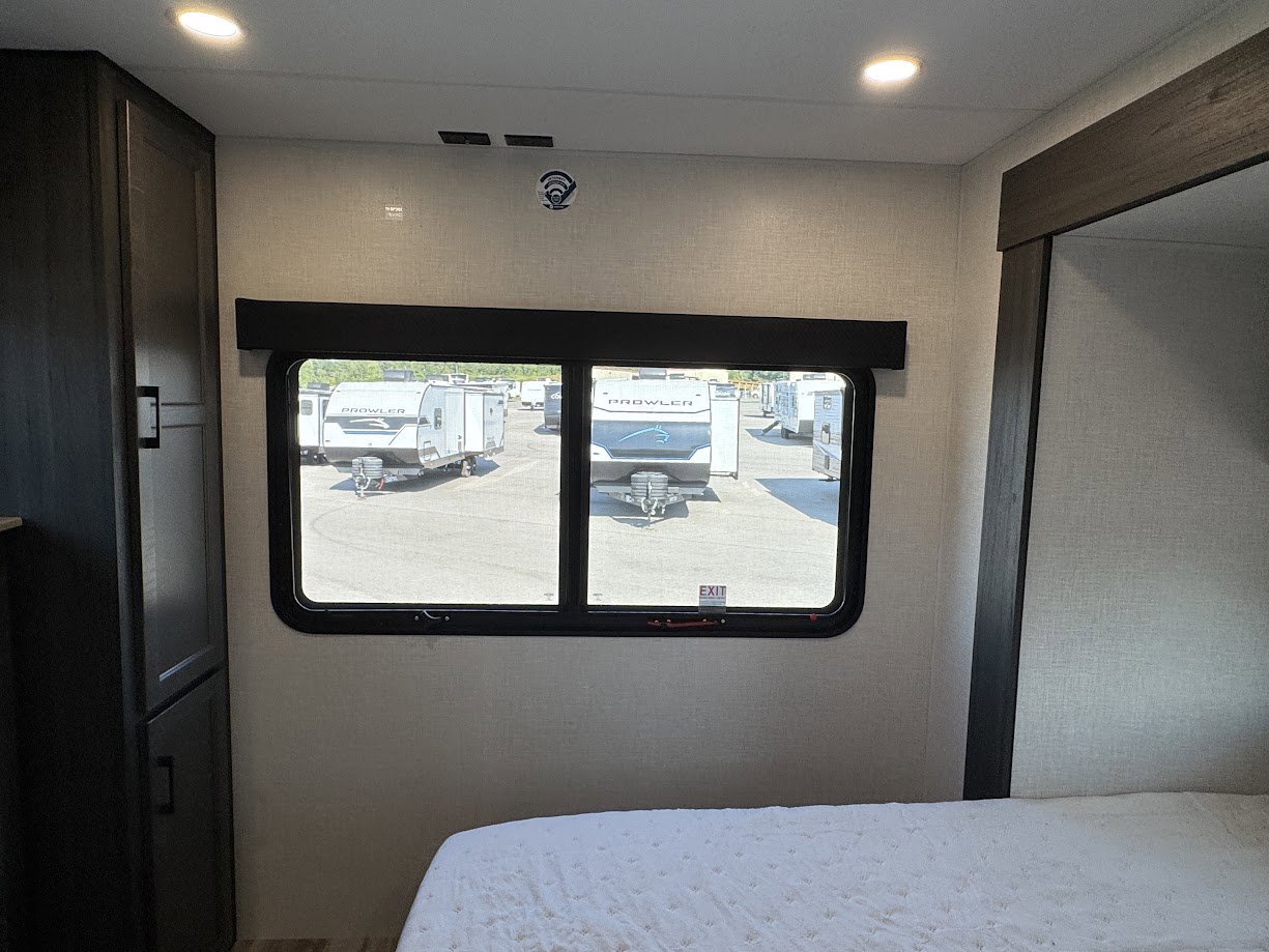 2026 VENTURE RV SPORTTREK 333VMI - Image 64