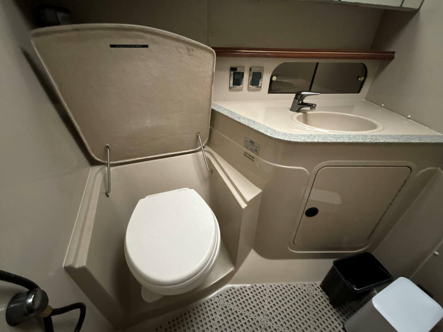 2002 Cruisers 35 Express - Image 21