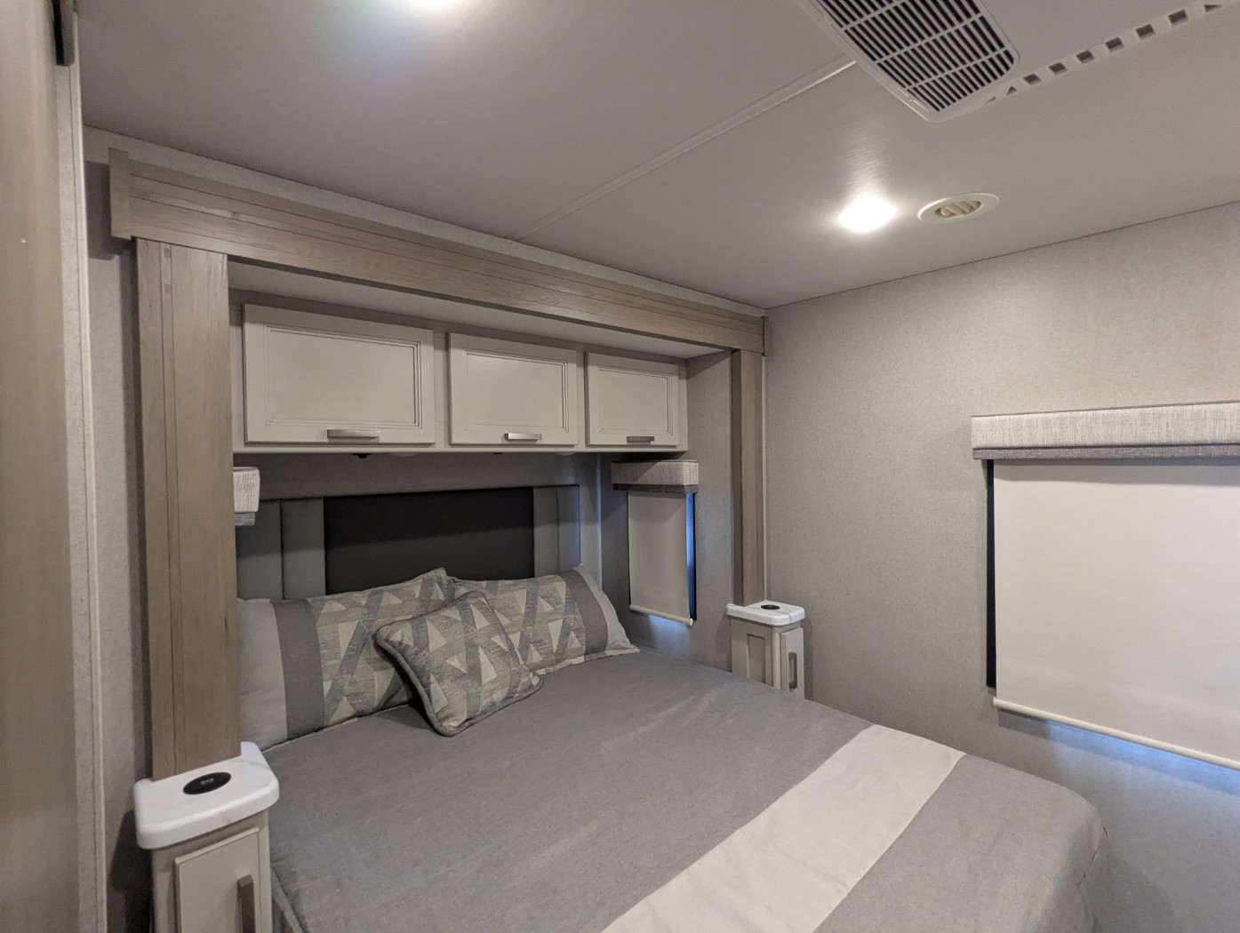 2027 Thor Motor Coach Omni X32 - Image 22