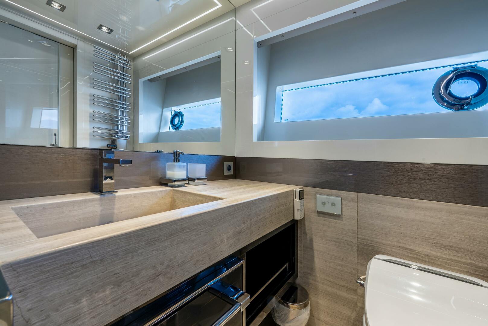 2018 Dominator Yachts Dominator Ilumen Base - Image 17