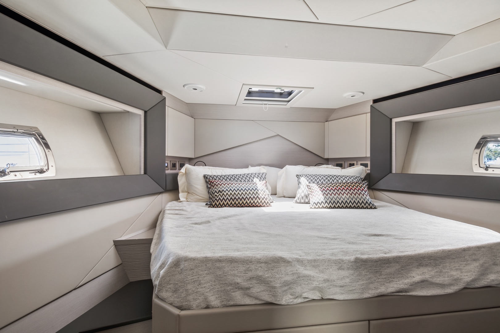 2020 Pershing 7X - Image 30