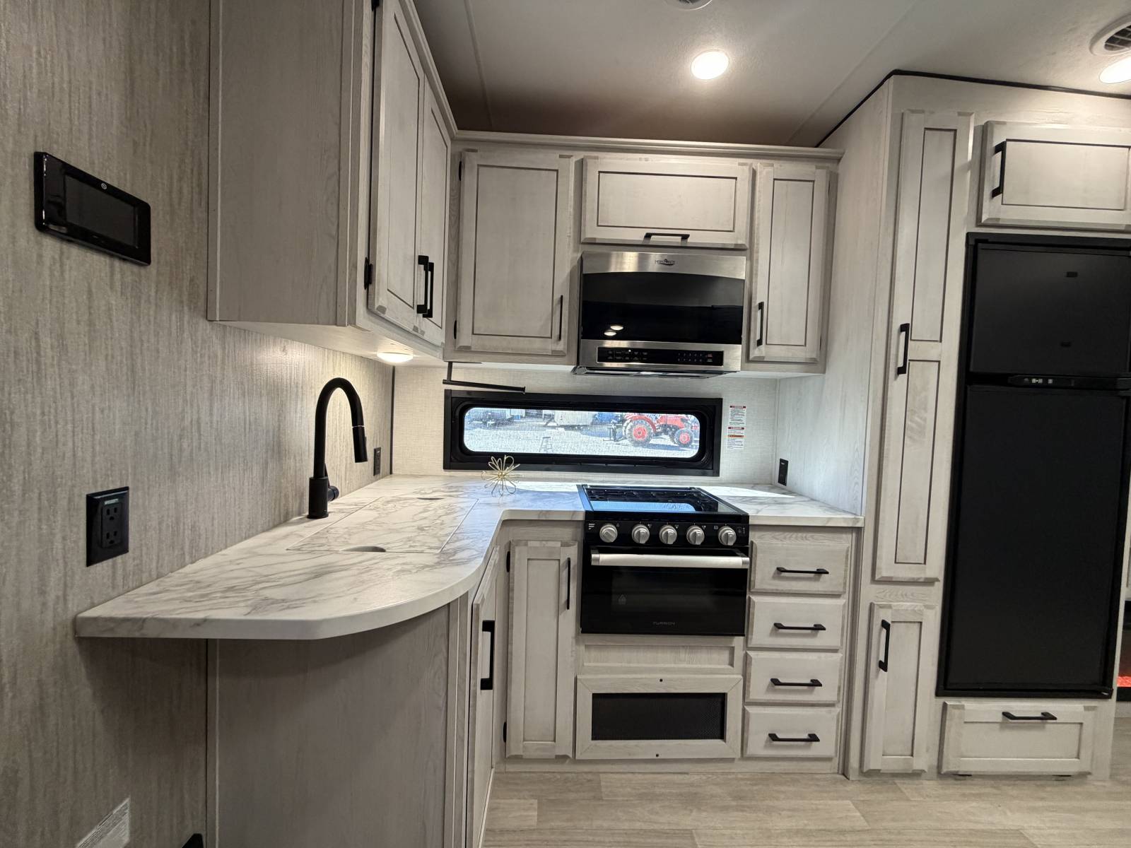 2023 KZ RV Durango Half-Ton D274BHD - Image 13