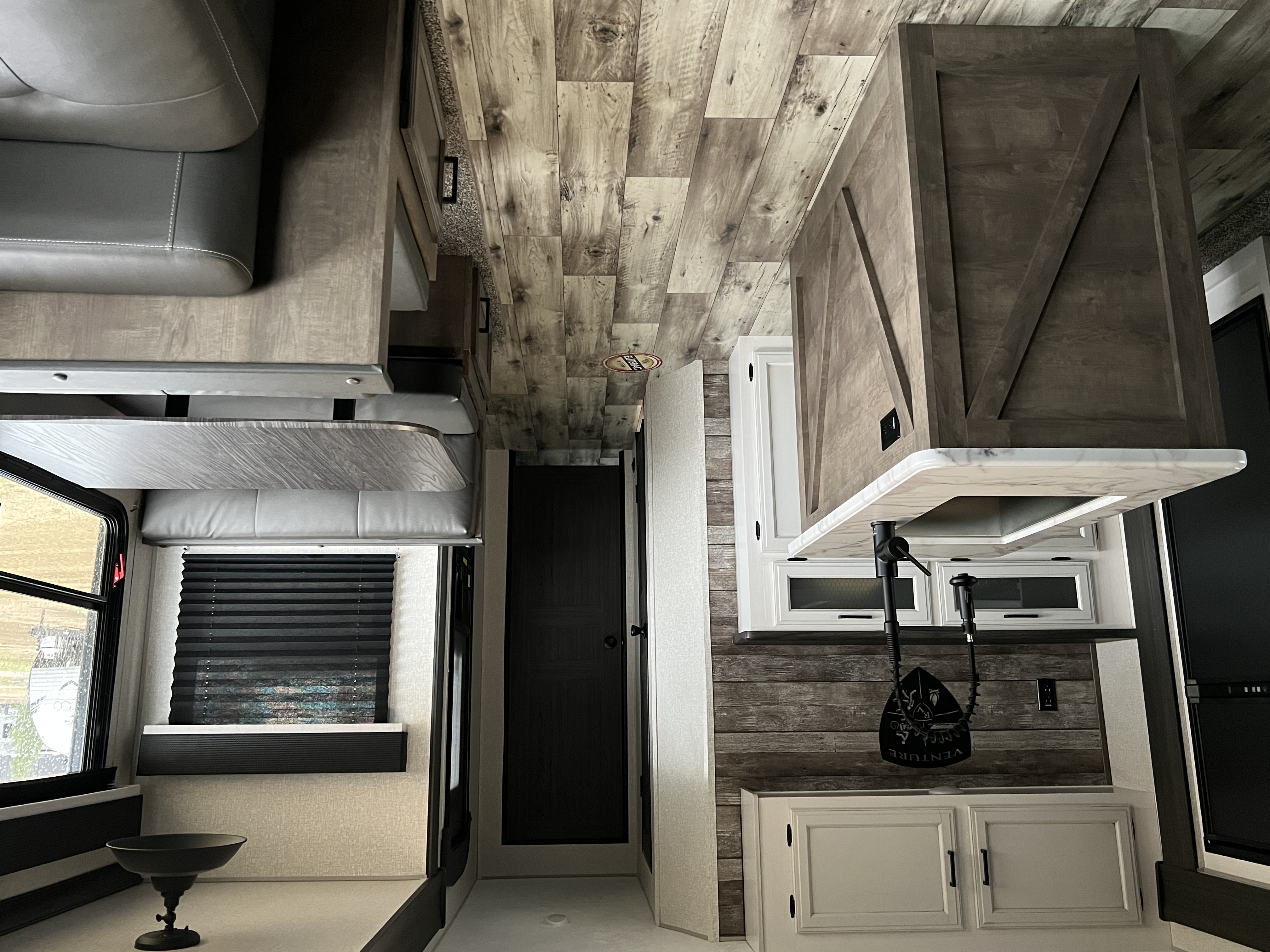 2022 VENTURE RV SPORTREK 327VIK - Image 4