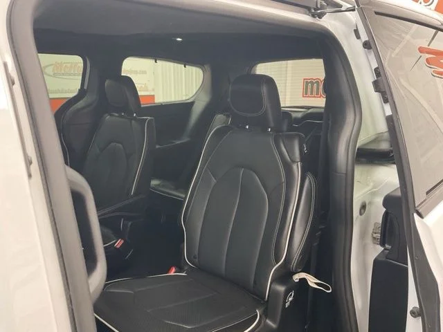 2025 Chrysler Pacifica Limited FWD - Image 11