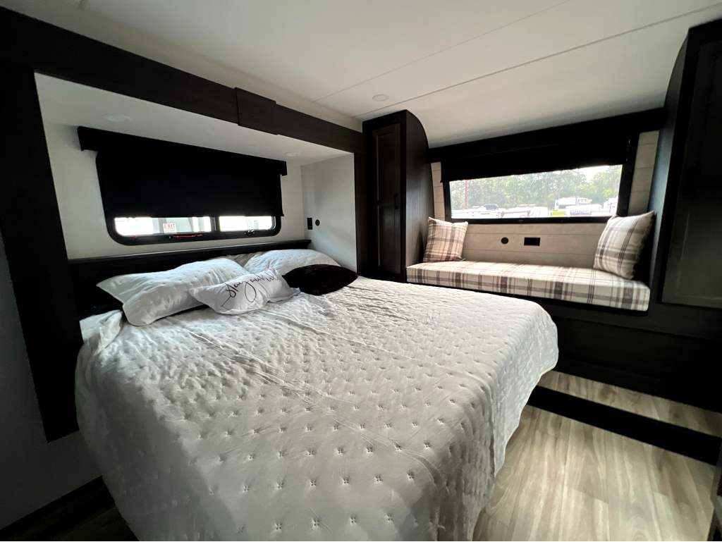 2027 VENTURE RV SPORTTREK 363VFR - Image 23