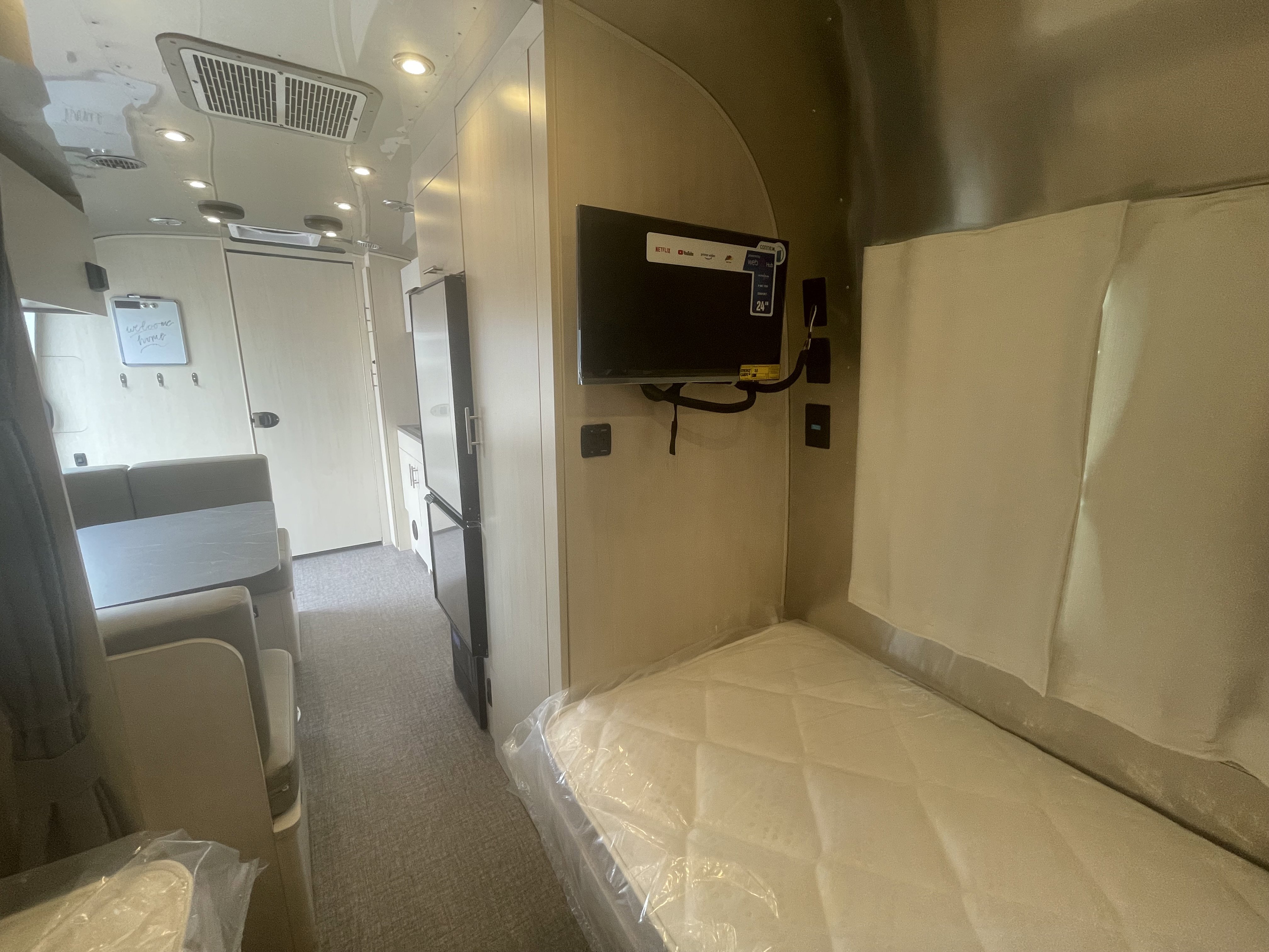 2026 AIRSTREAM FLYING CLOUD 23FBT - Image 14