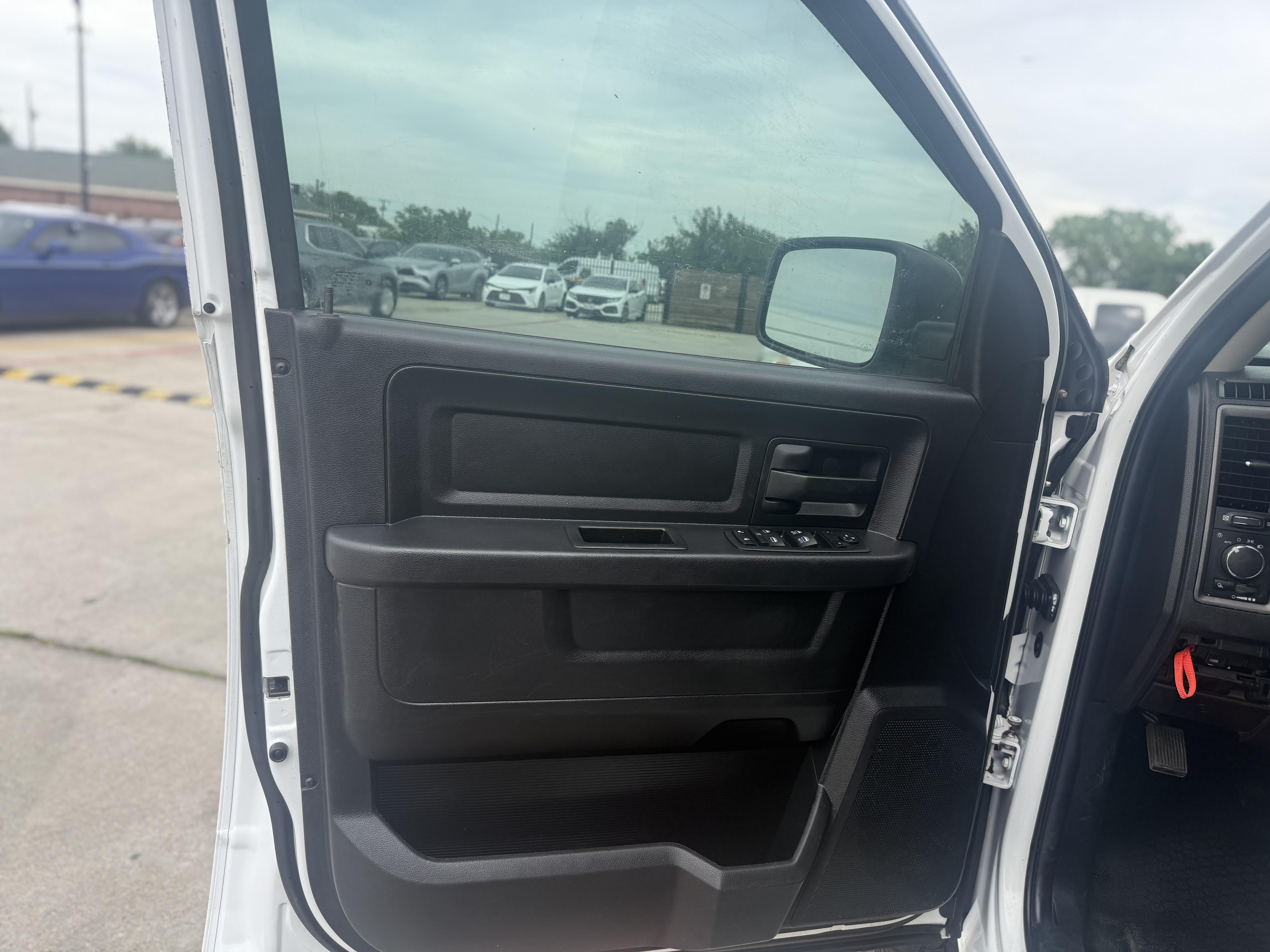 2016 Ram 1500 Pickup-V8 Crew Cab Tradesman 4WD - Image 10