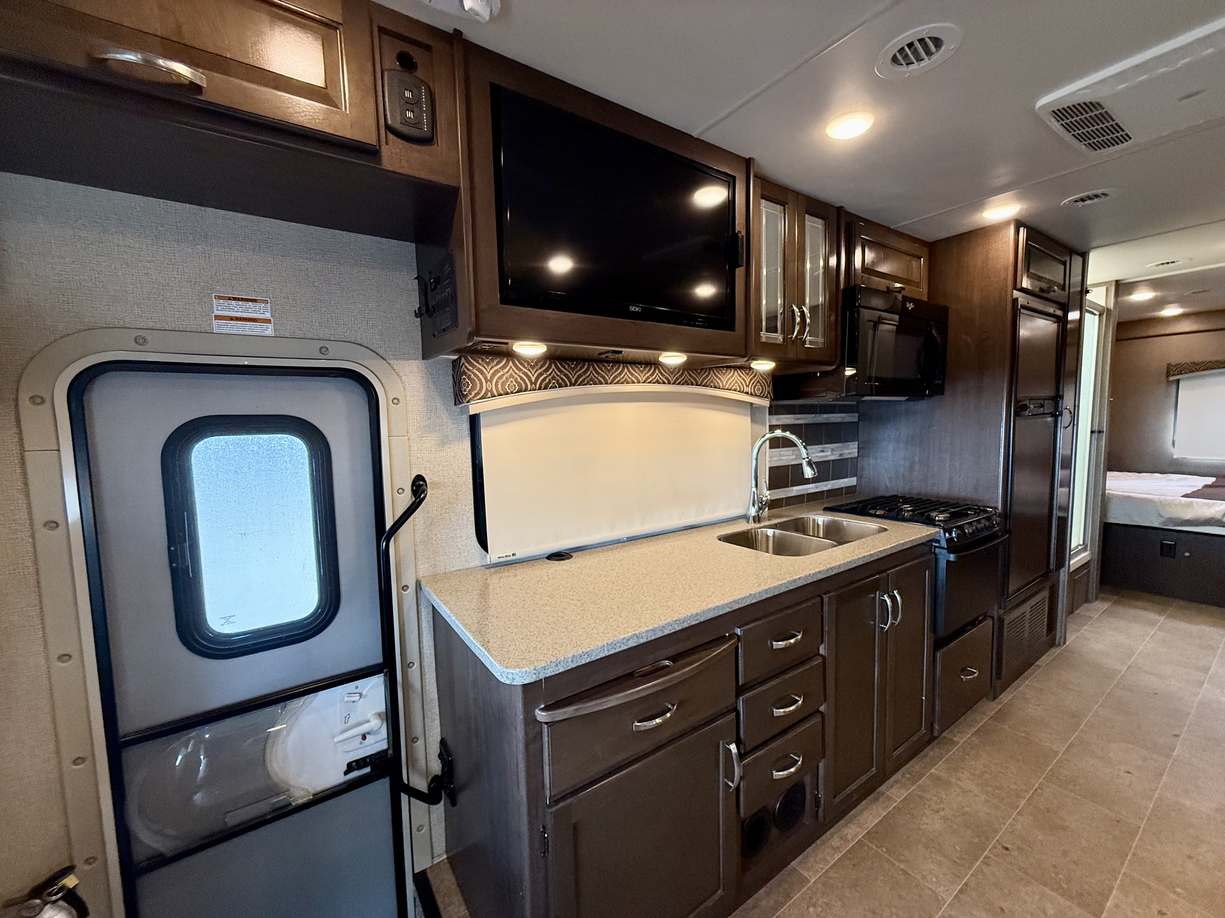 2017 Thor Motor Coach Chateau 31L - Image 17