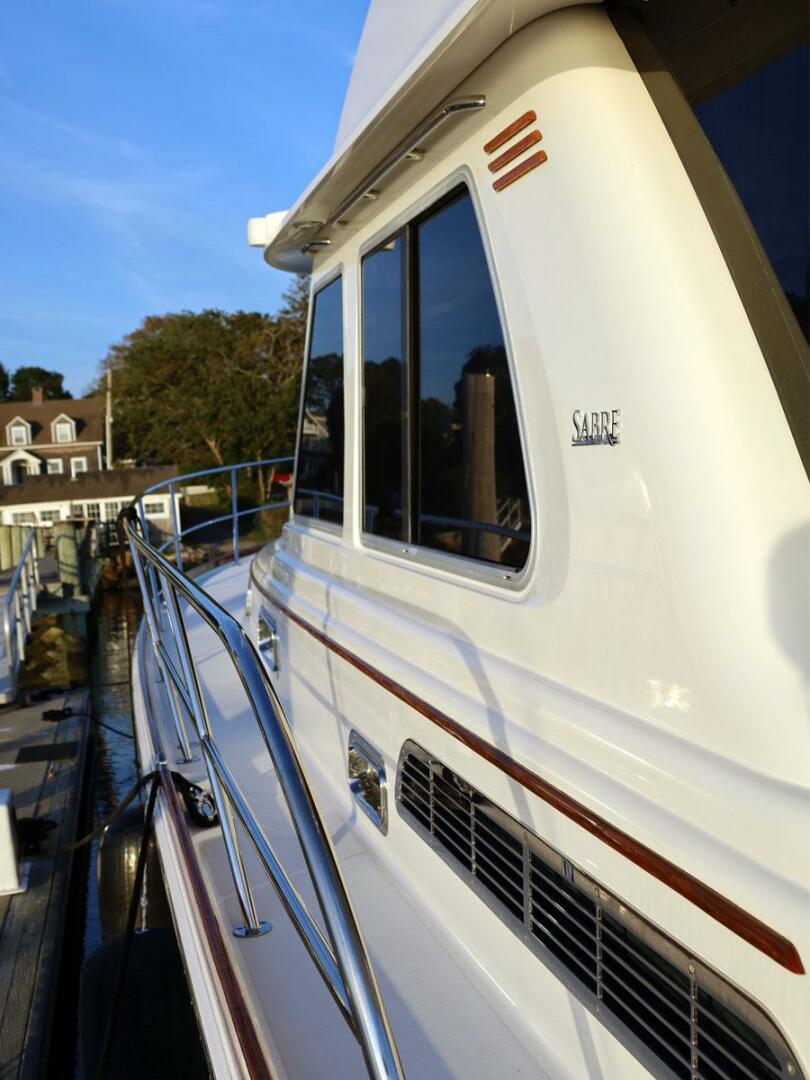 2018 Sabre 48 Flybridge Sedan - Image 5