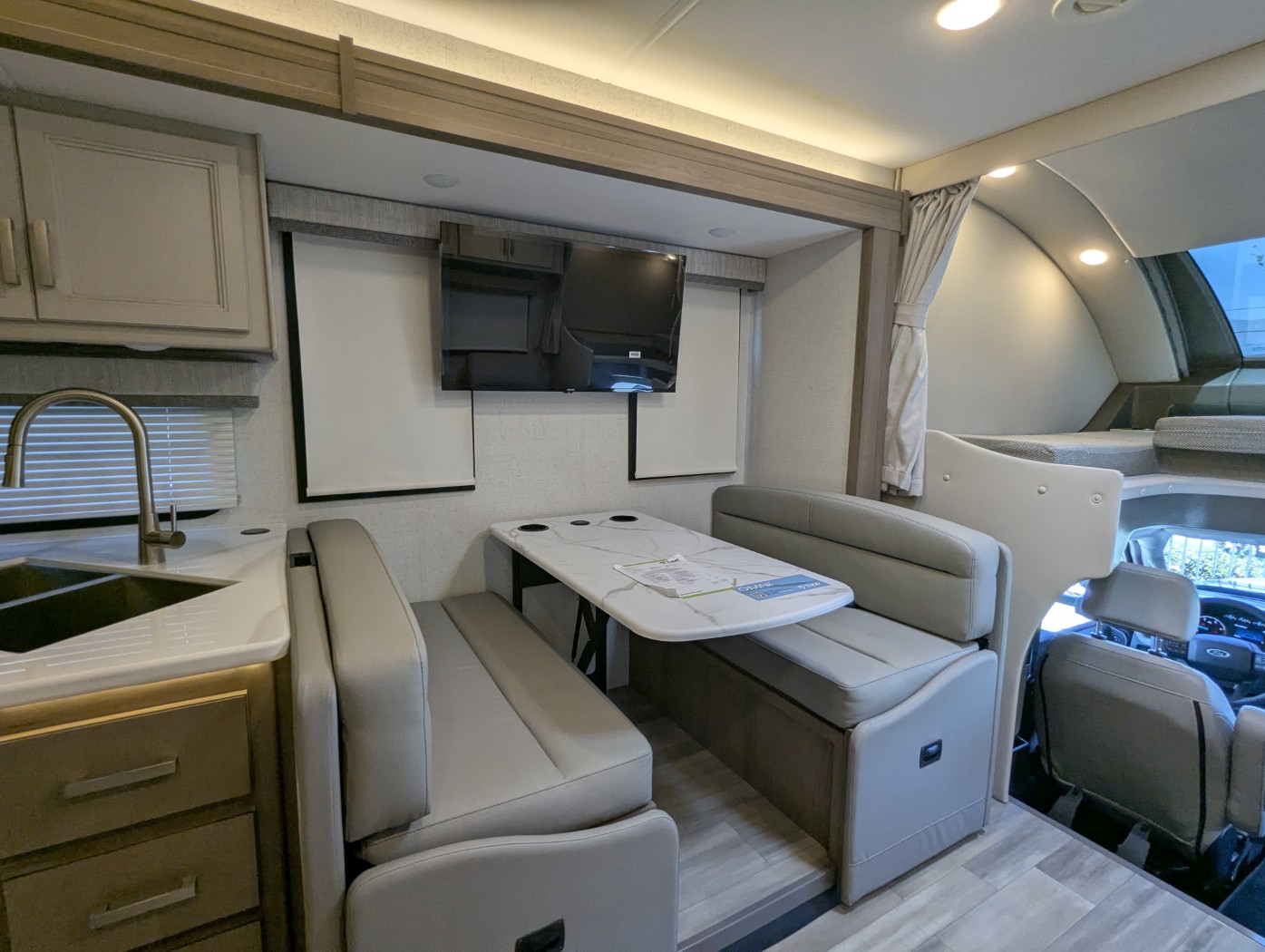 2027 Thor Motor Coach Omni X32 - Image 39