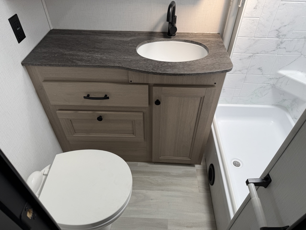 2026 Forest River Sunseeker LE 3250DSLEX - Image 17