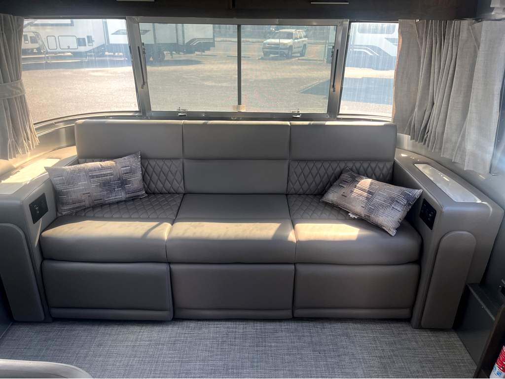 2026 AIRSTREAM CLASSIC 30RBT - Image 5