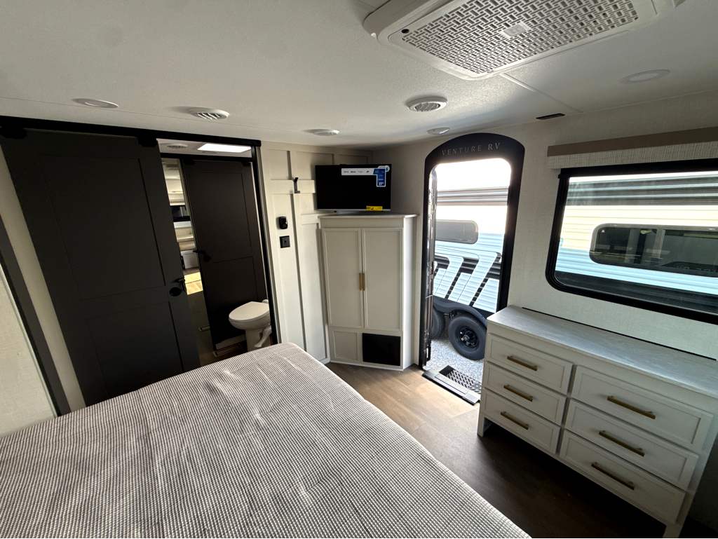 2027 VENTURE RV STRATUS 282VFD - Image 16