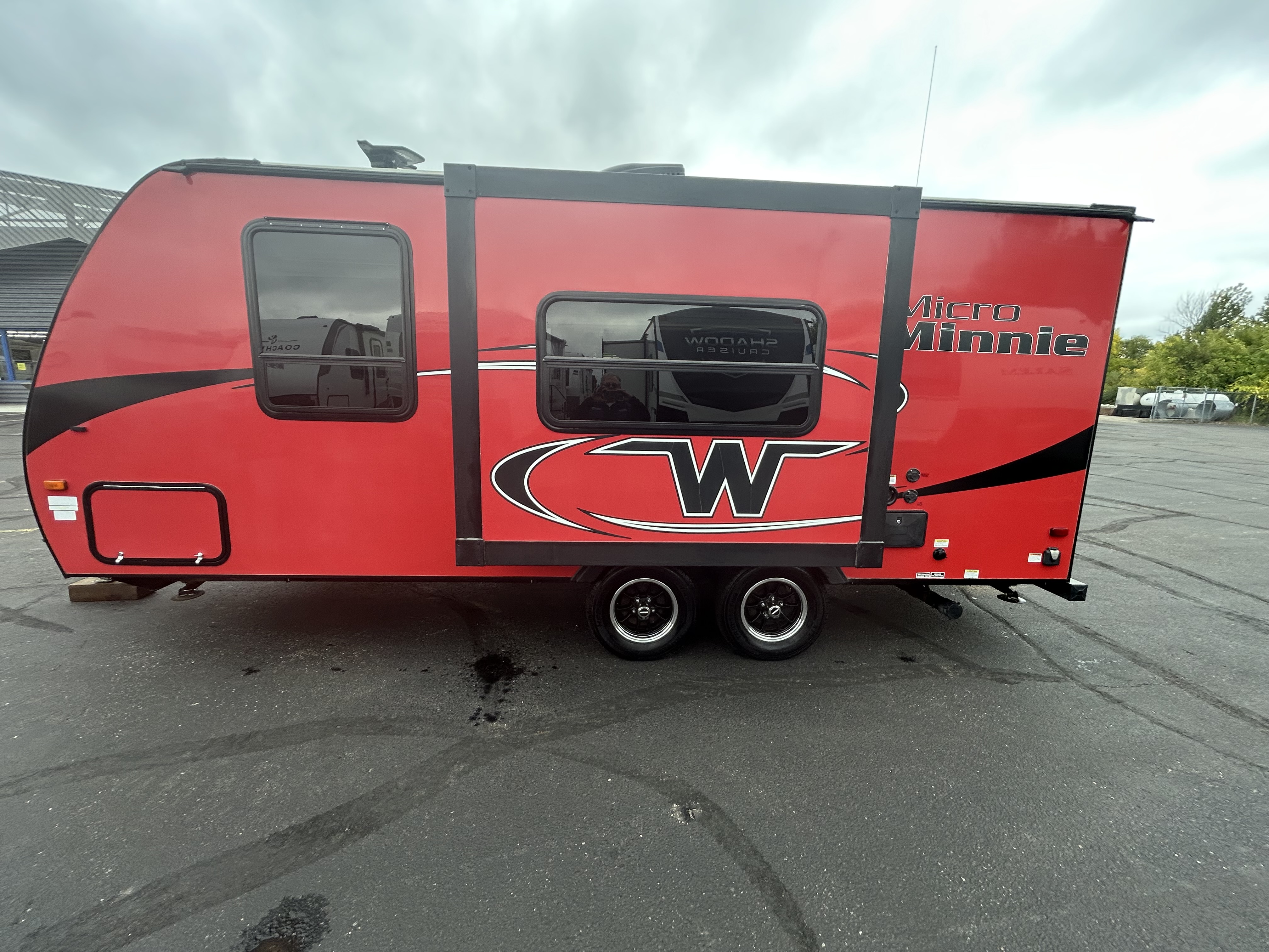 2017 Winnebago Micro Minnie 2106DS - Image 4