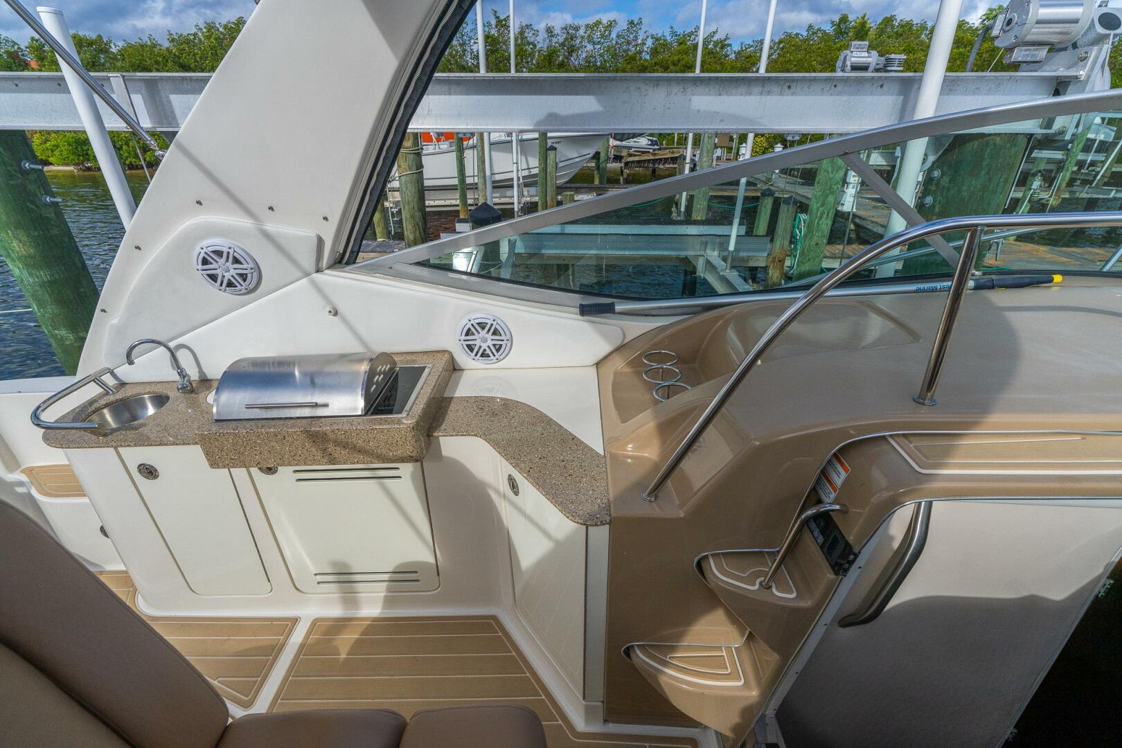 2016 Sea Ray 330 Sundancer - Image 44