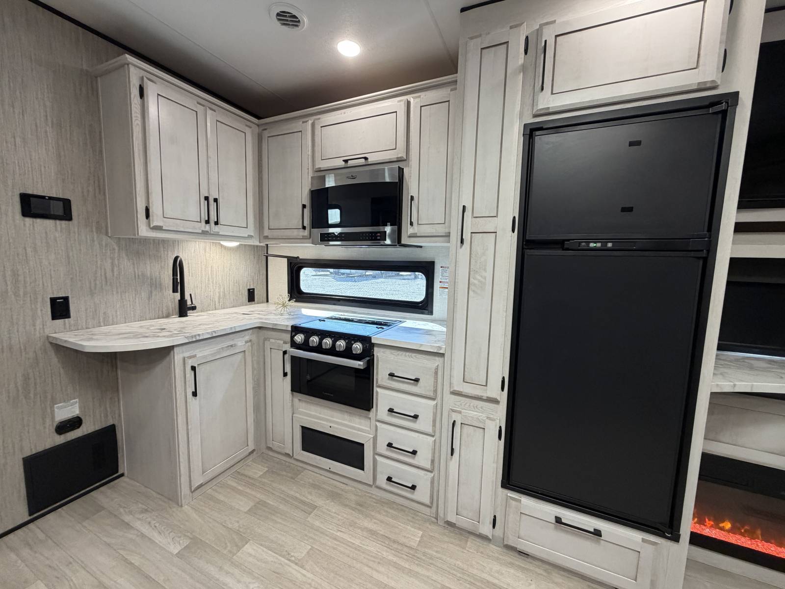2023 KZ RV Durango Half-Ton D274BHD - Image 12