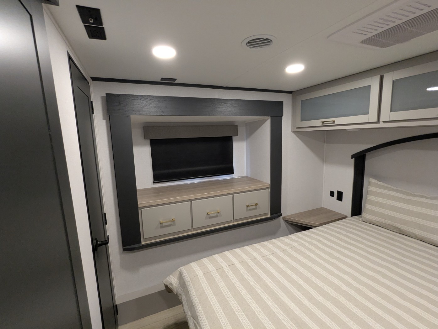 2027 Forest River Stealth 2800 - Image 14