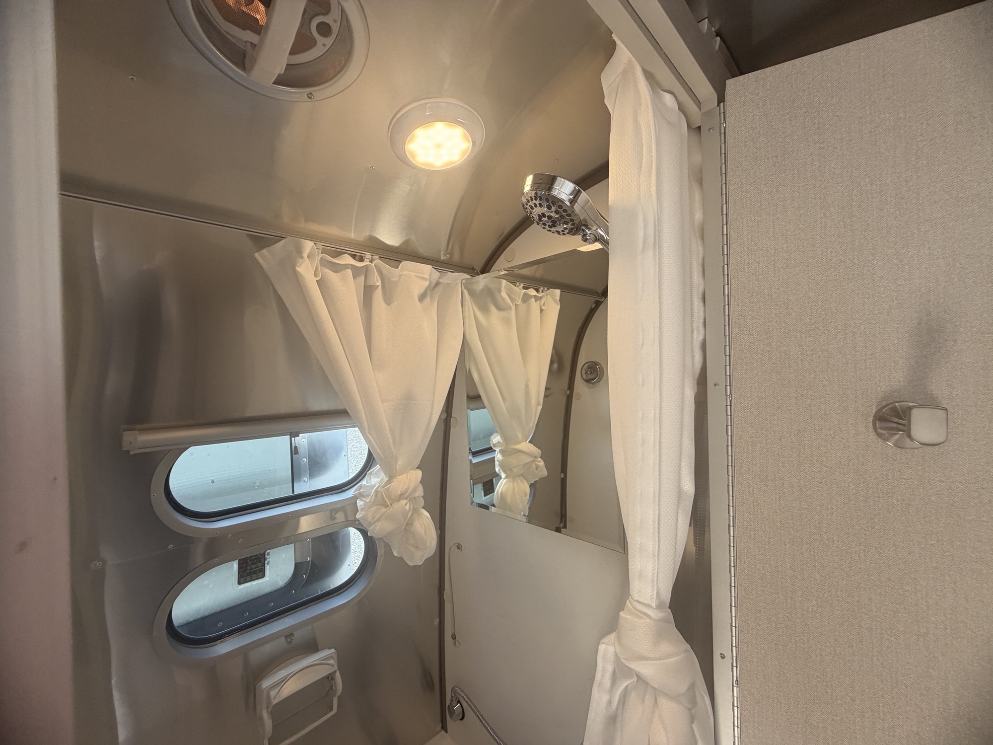 2027 AIRSTREAM CARAVEL 16RB - Image 10