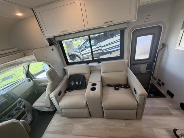 2027 THOR MOTOR COACH MAGNITUDE GA28 - Image 26