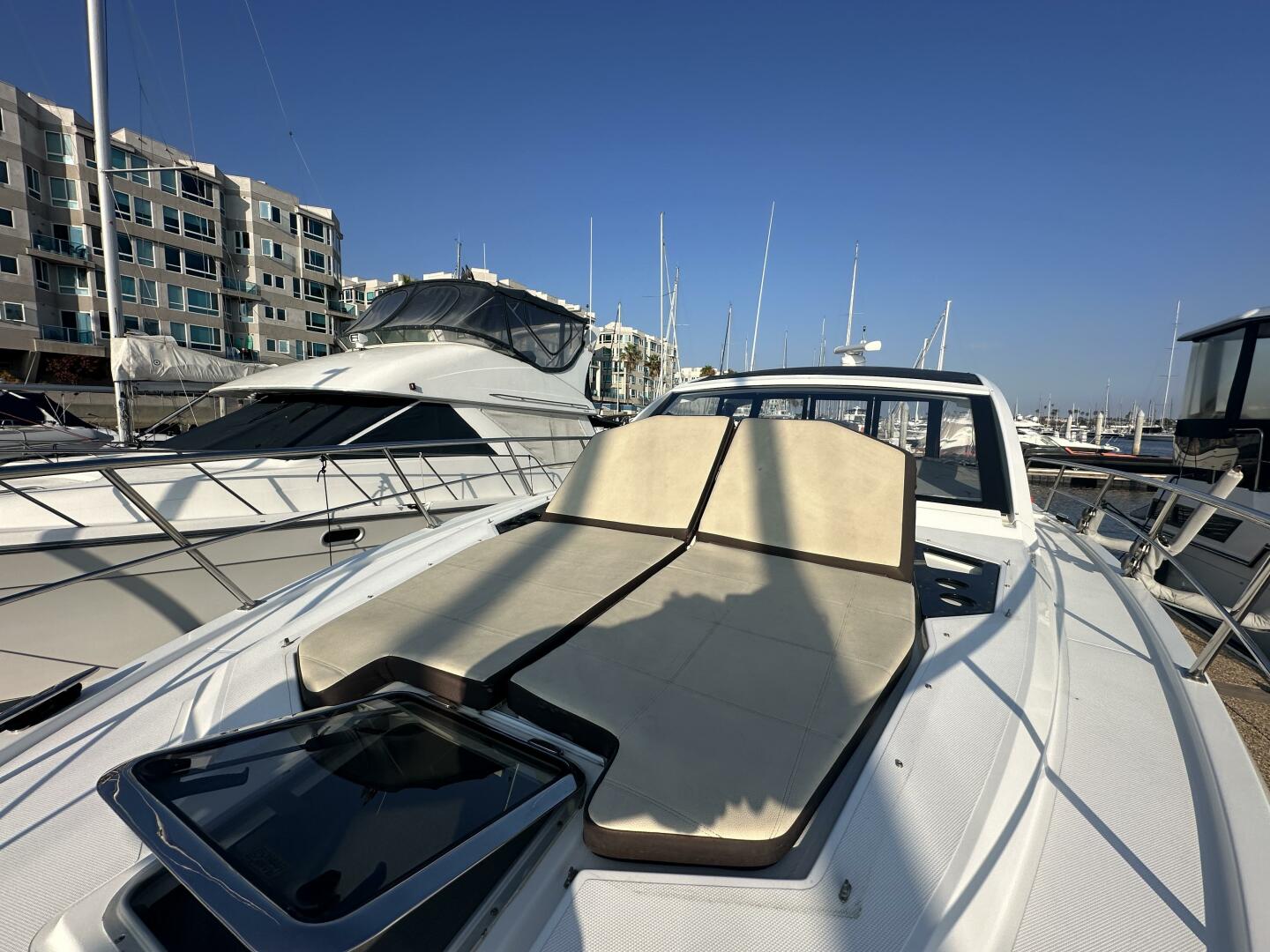 2017 Cruisers Yachts 390 Express Coupe - Image 10